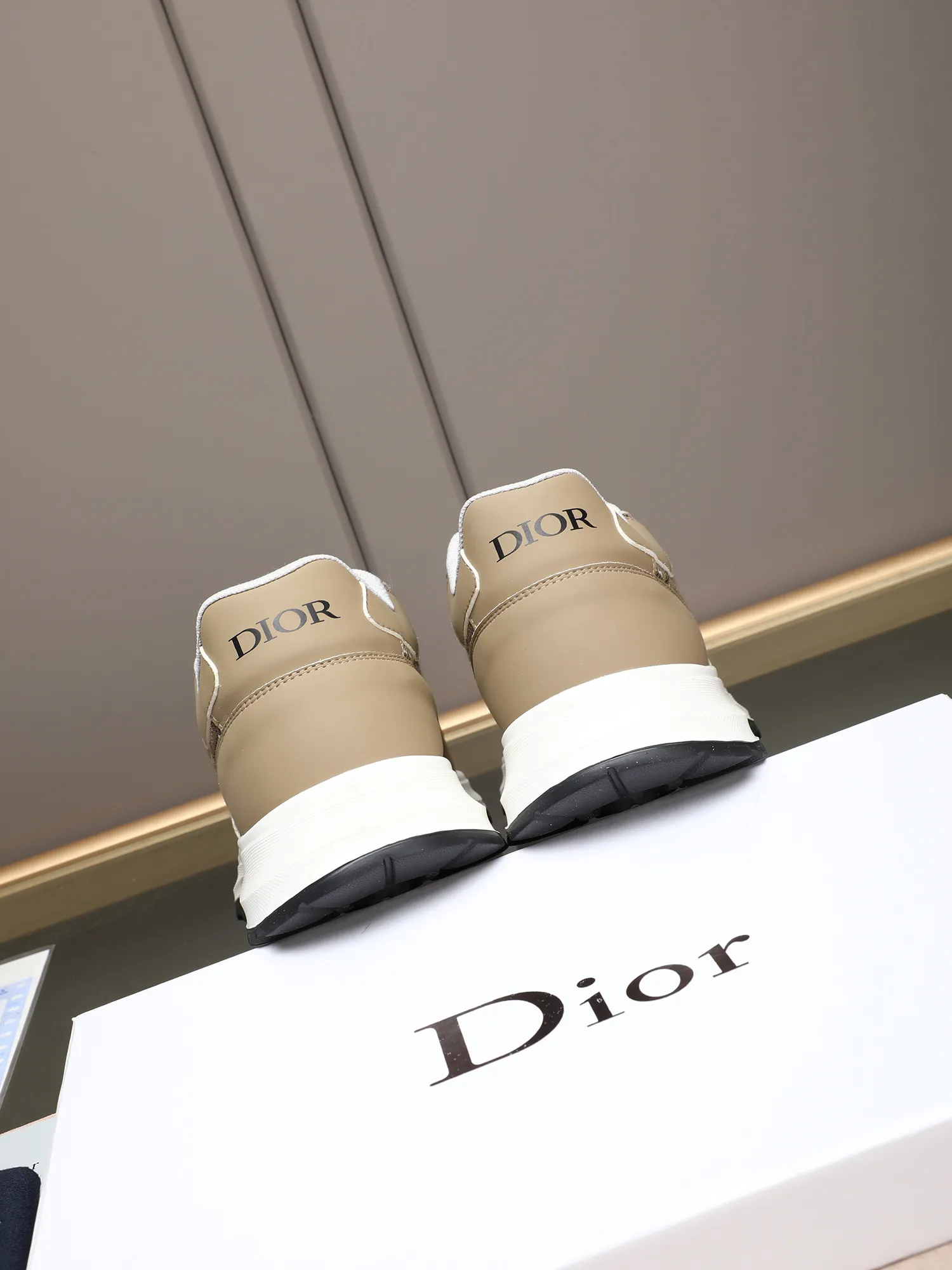🆕🆕🆕Men's Shoes💰P460 Dior's avant-garde and versatile fashionable men's shoes are privately modeled, calfskin stitched with Dior's special waterproof fabric, fashionable, simple, stylish, eye-catching and classy. It will subvert old ideas and be a must-have for fashionistas who want to spend time with you! Must keep it for yourself! High-end comfort but low-end, high-end quality workmanship. Code number: 38-44 (45 customized) 4 colors for your choice [kiss][kiss][kiss]